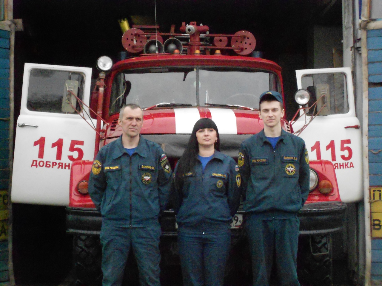 На фото Дмитрий (крайний справа) со своими отцом (он тоже был пожарным) и матерью (она работает диспетчером пожарной части)