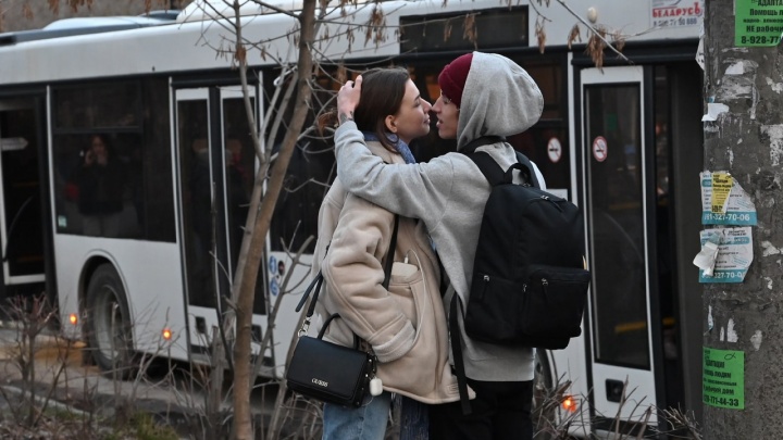Из автобуса — на поезд. Беженцев Донбасса отправили по регионам России