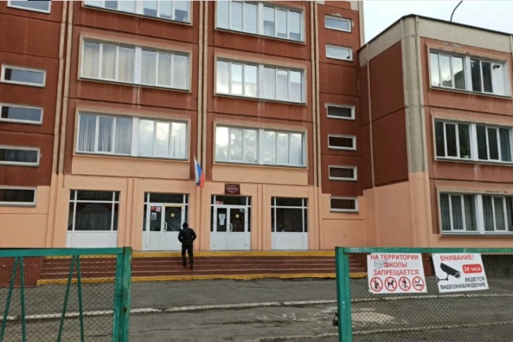 Пожар начался в школе <nobr class="_">№ 152</nobr> на улице <nobr class="_">Чичерина, 3</nobr> Пожар начался в школе <nobr class="_">№ 152</nobr> на улице <nobr class="_">Чичерина, 3</nobr>