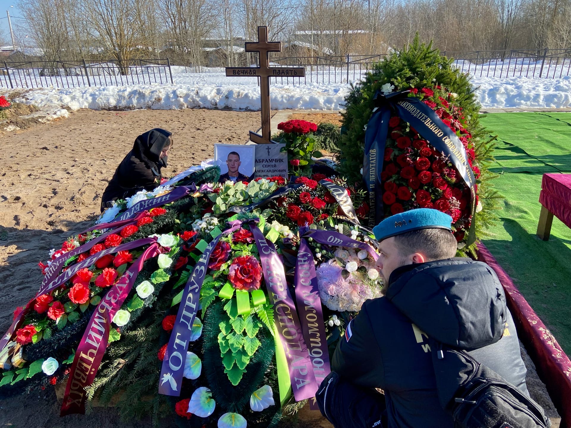 Российский похоронить. Могилы погибших на Украине. Похороны военнослужащего.