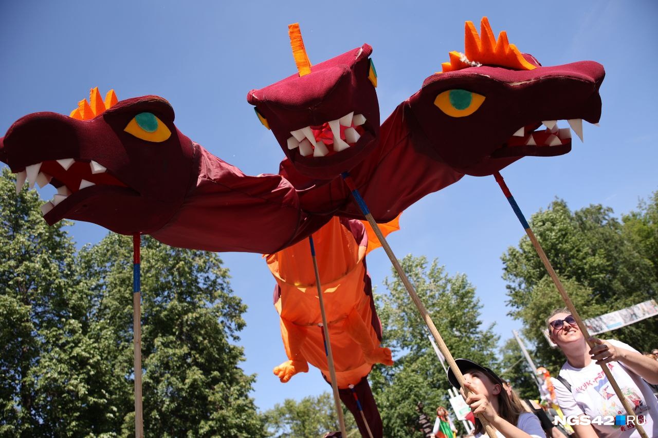 Дракон, привидение и Маша из мультика: фоторепортаж с праздничного парада кукол в Кемерове