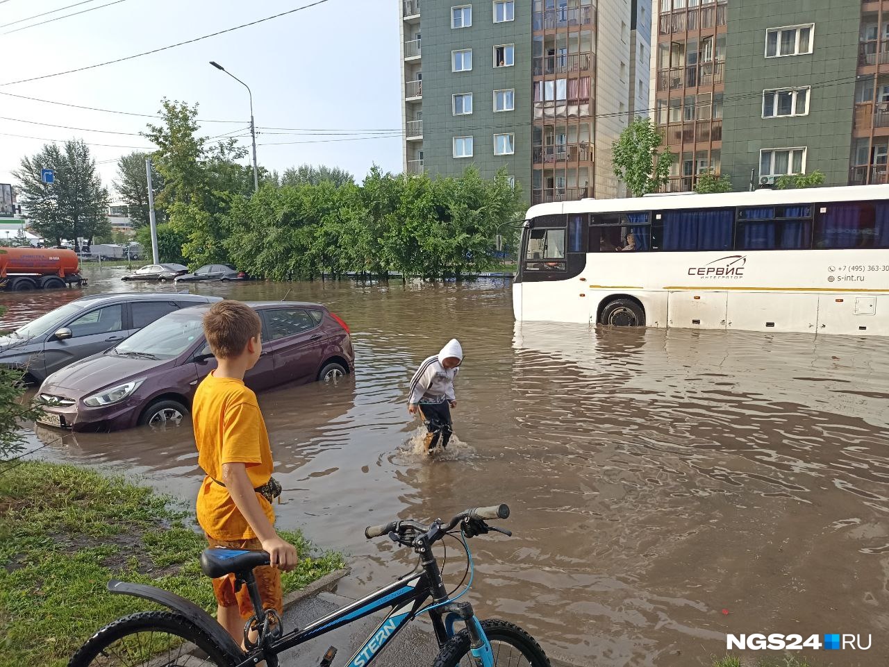 Дожди красноярск. Ливень. Красноярск потоп 2022. Ливень в Красноярске. Ливень в Красноярске сейчас.