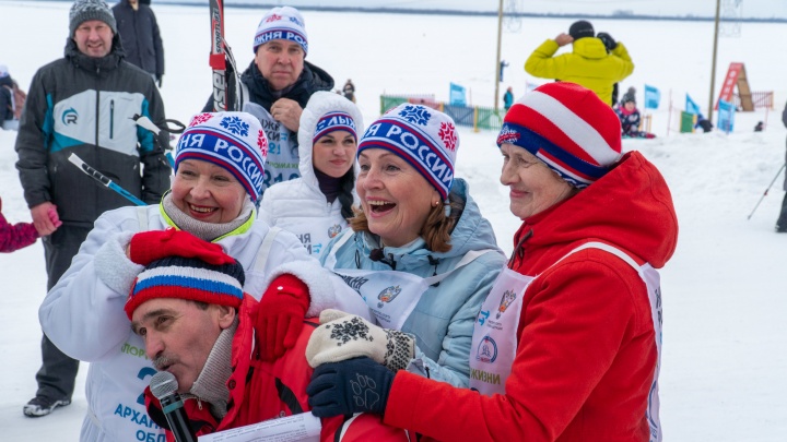 Испытания трассой и победные селфи: 10 эмоциональных кадров с «Лыжни России» в Архангельске