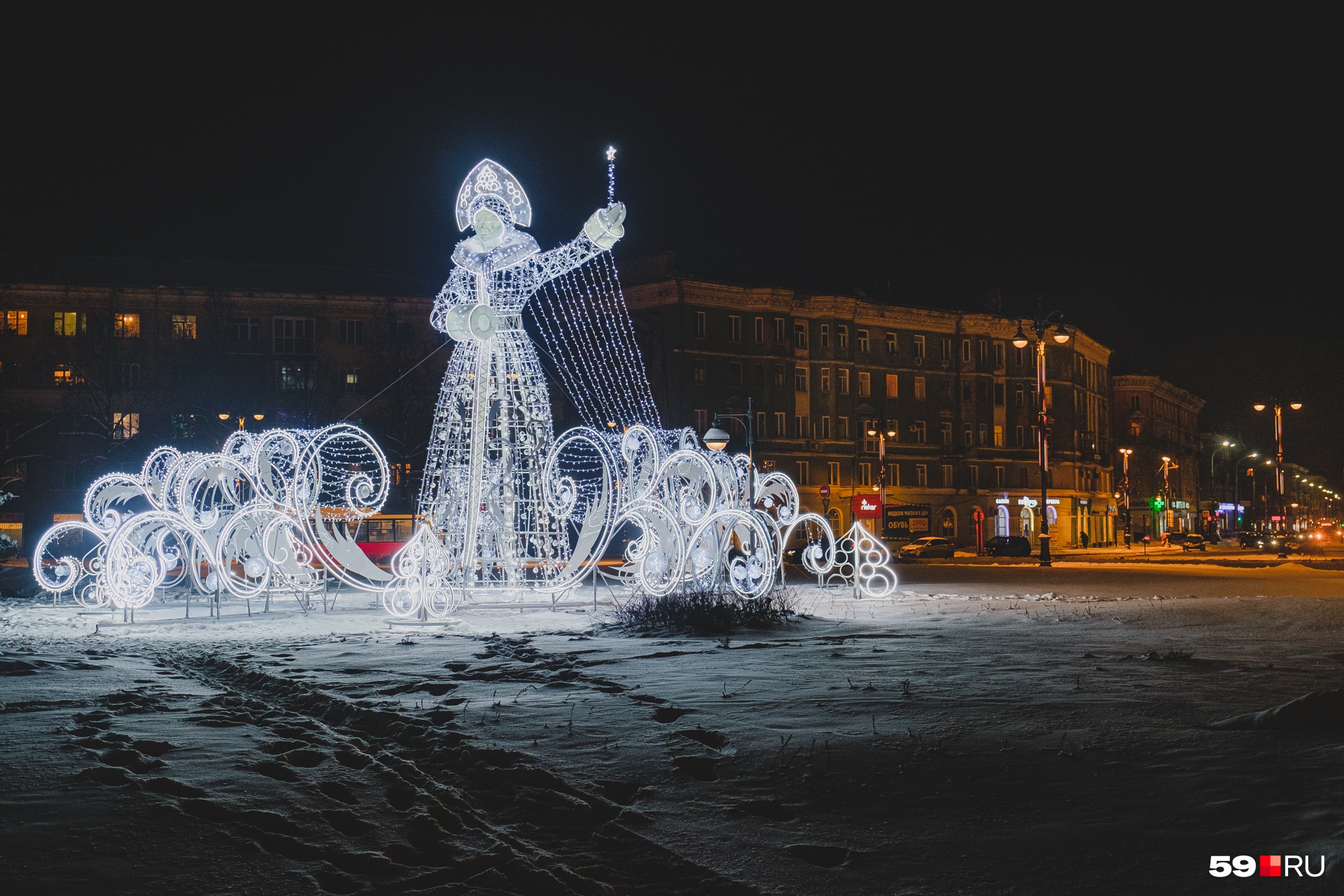 Огромная светящаяся Снегурочка на Комсомольской площади (кажется, она немного похожа на статую Свободы)