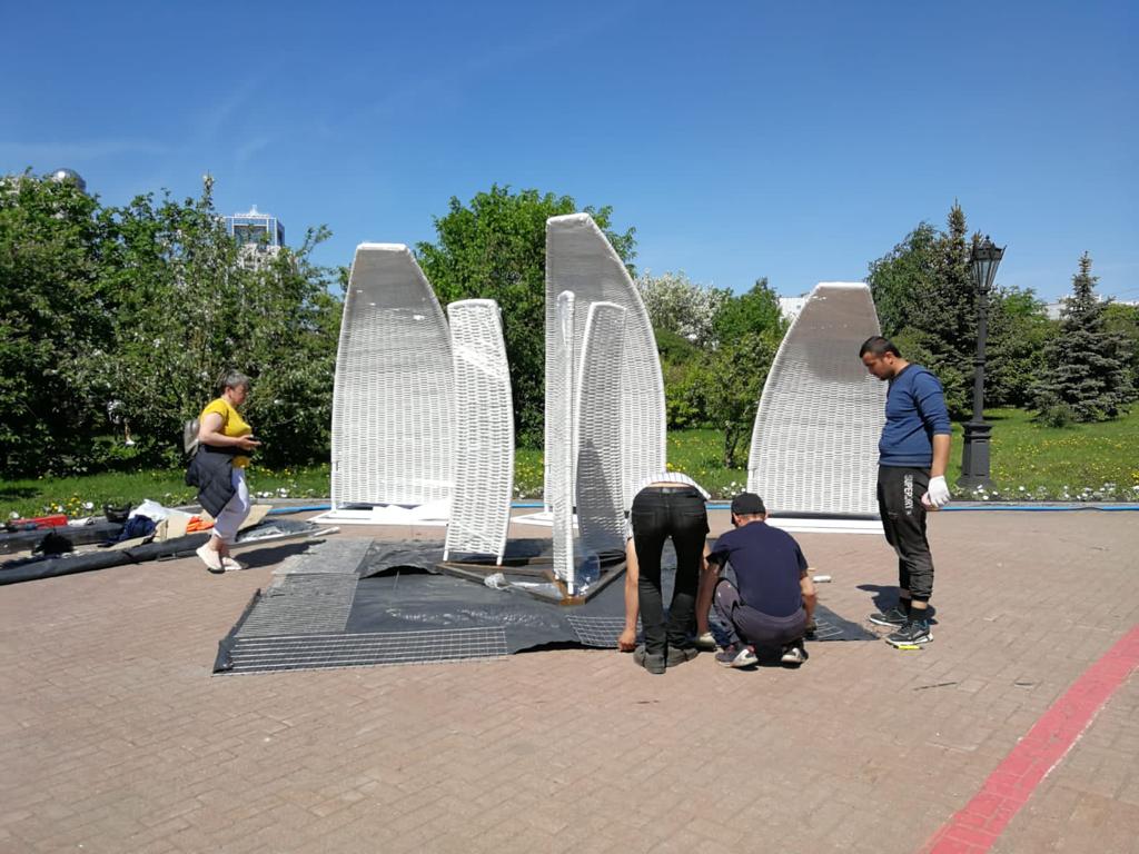 В центре Екатеринбурга начали возводить трехметровые скульптуры из белых цветов