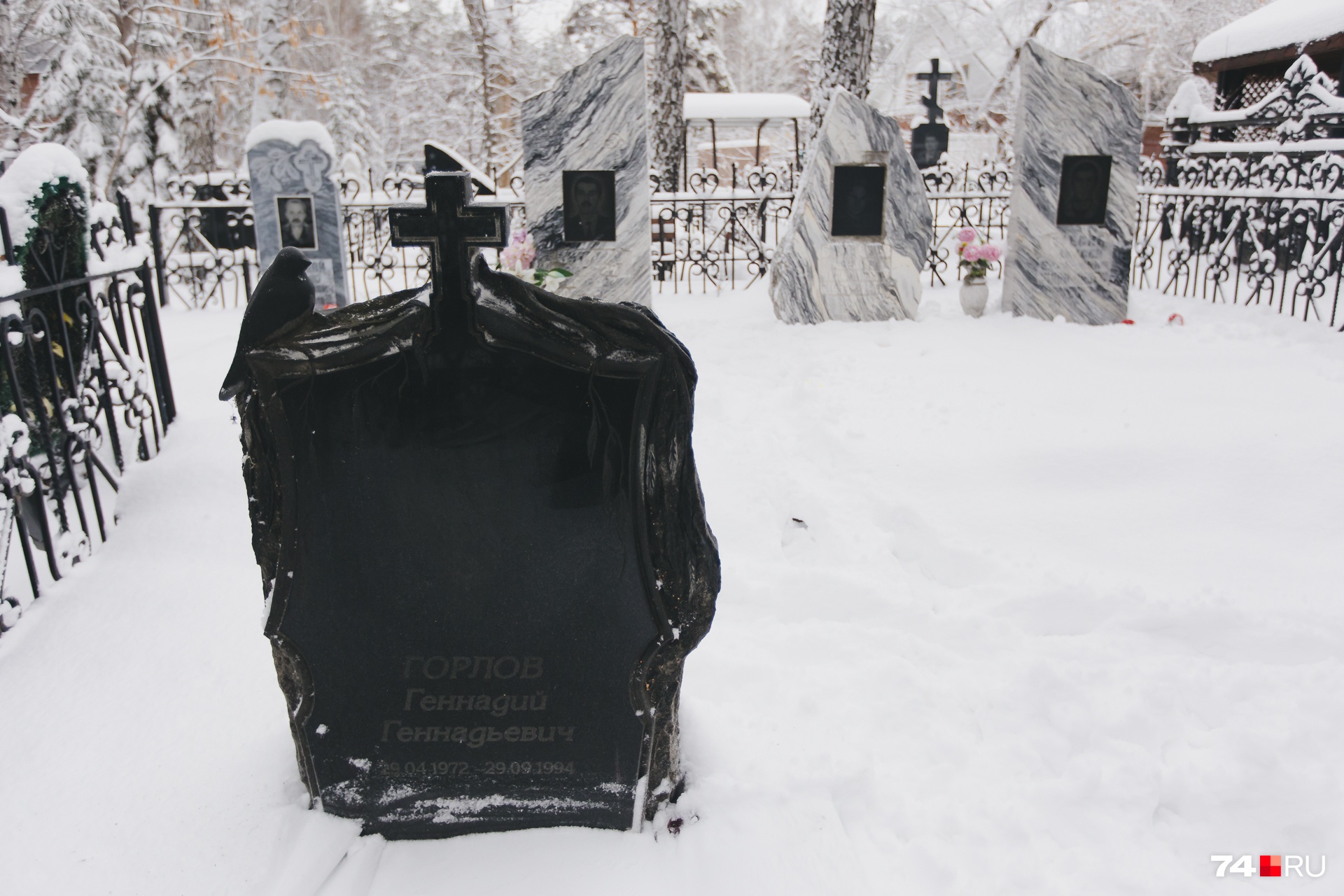 Иногда члены одной группировки «не расставались» и после смерти Иногда члены одной группировки «не расставались» и после смерти
