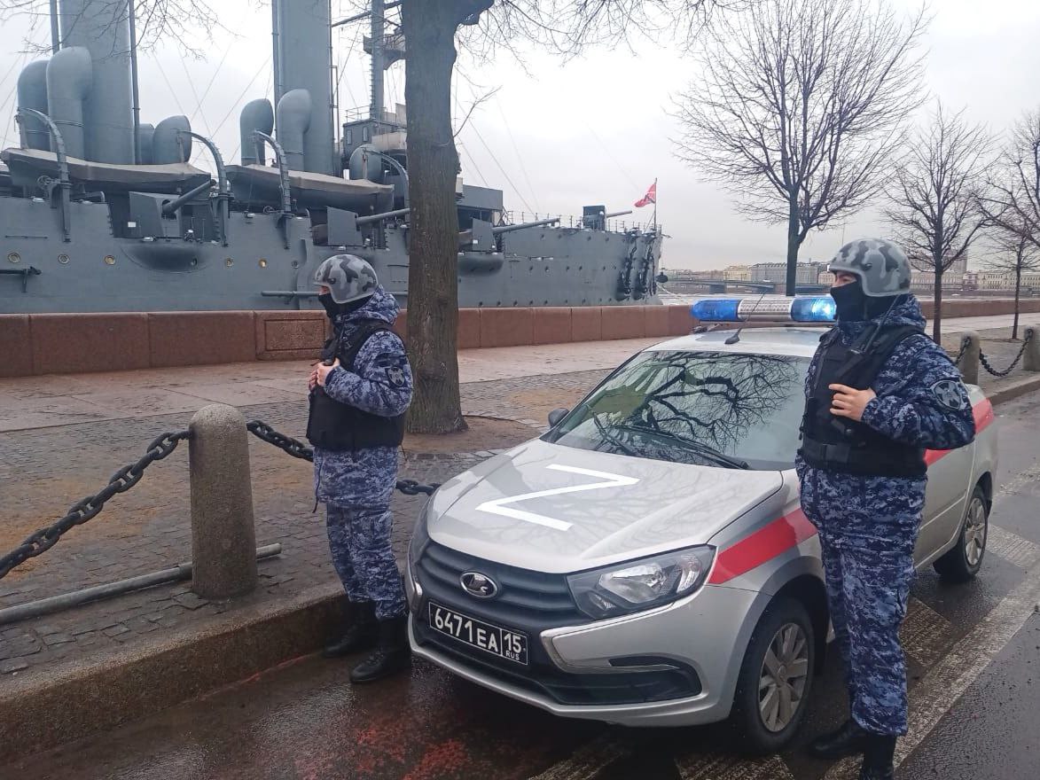 С бутылкой вина наперевес на Аврору пытался прорваться безбилетник