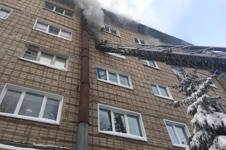 Пожарным пришлось использовать автолестницу Пожарным пришлось использовать автолестницу