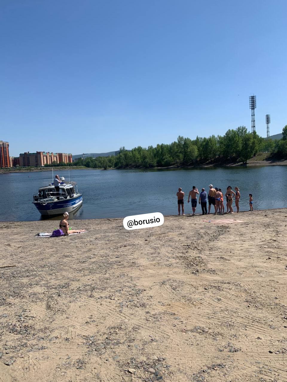 Люди на берегу наблюдают за поисками Люди на берегу наблюдают за поисками