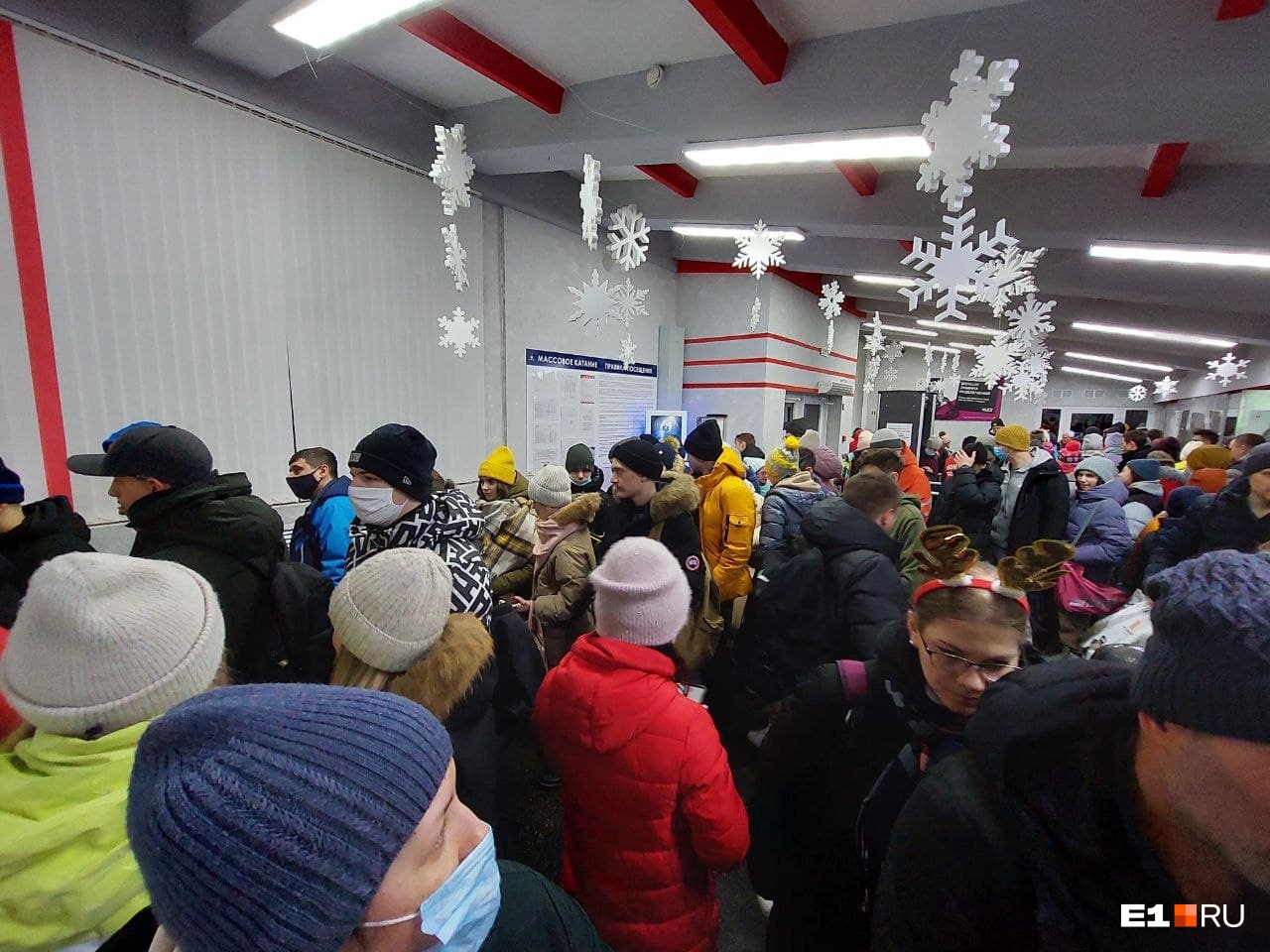 Не накатались еще? В Екатеринбурге на катке «Юность» выстроилась гигантская очередь к пункту проката коньков