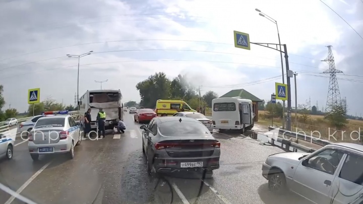 В Краснодаре на Ейском шоссе маршрутка врезалась в пассажирский автобус. Есть пострадавшие