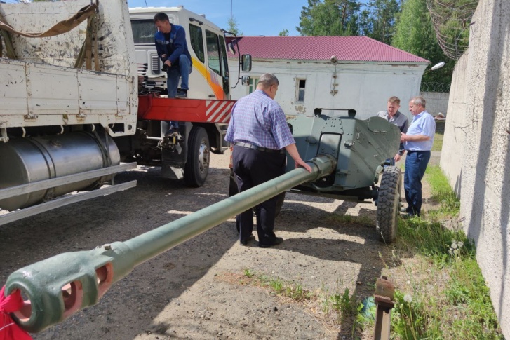 <nobr class="_">85-миллиметровую</nobr> пушку Д-44 привезли из Черемхово в Саянск 14 июня