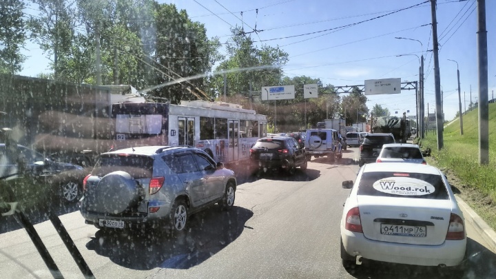 Из-за ДТП с троллейбусом в Ярославле парализовало движение