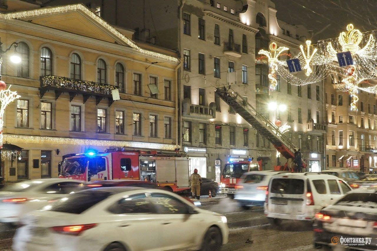 Петербуржцев спасли от опасно болтавшегося дорожного знака. На Невском работали сразу две пожарные машины