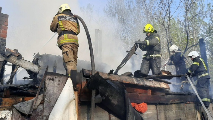 В Новосибирске два человека погибли в ночном пожаре из-за курения