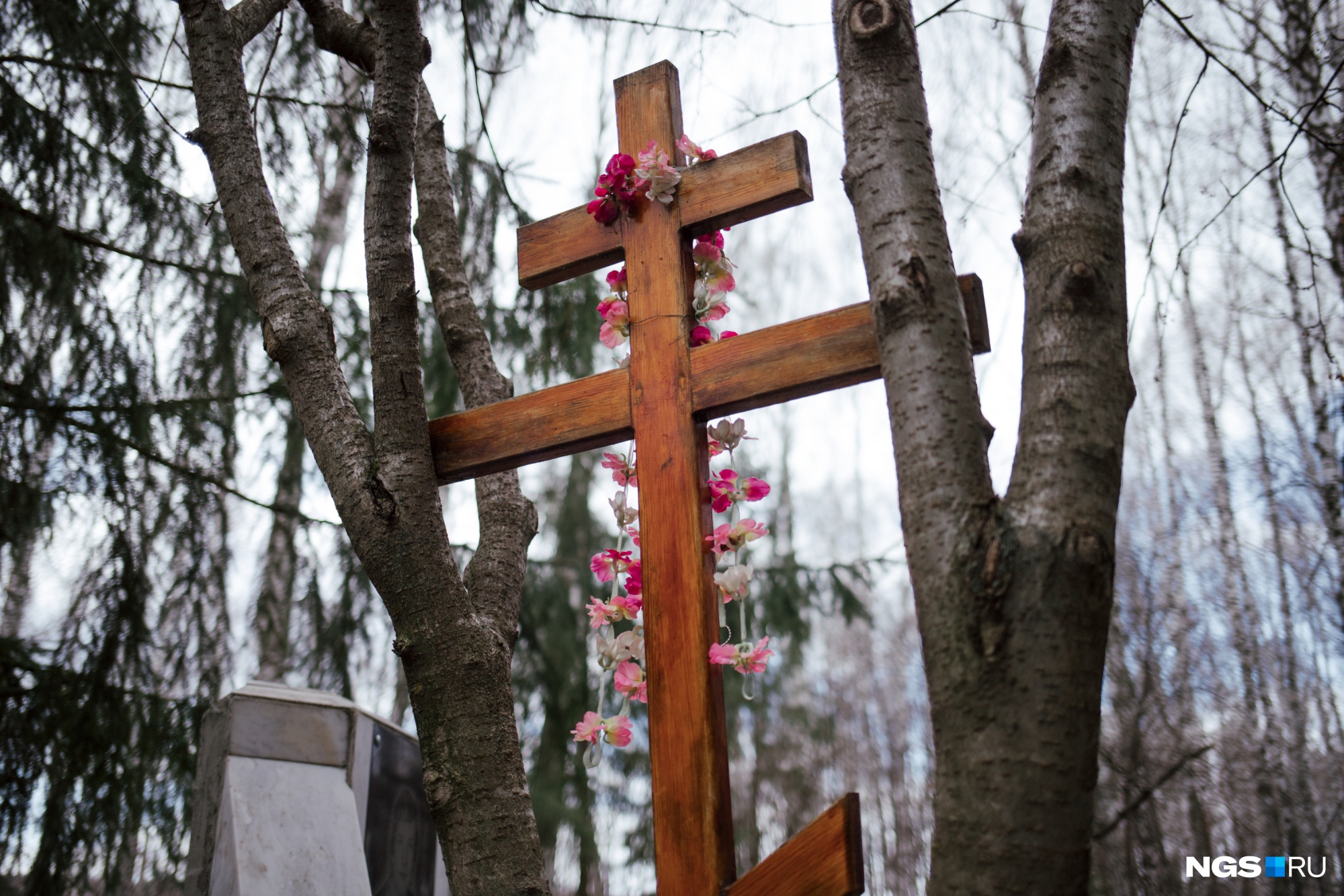 Неизвестные разгромили кладбище в Новосибирской области — подозревают подростков