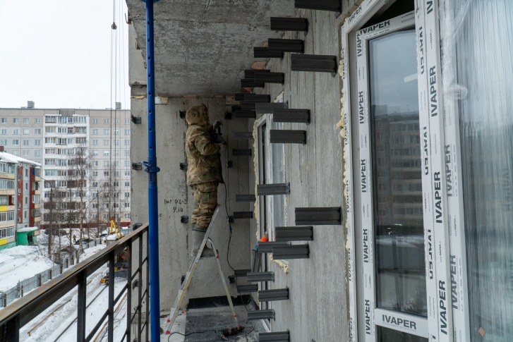 Даже в воскресенье на стройке кипит работа Даже в воскресенье на стройке кипит работа