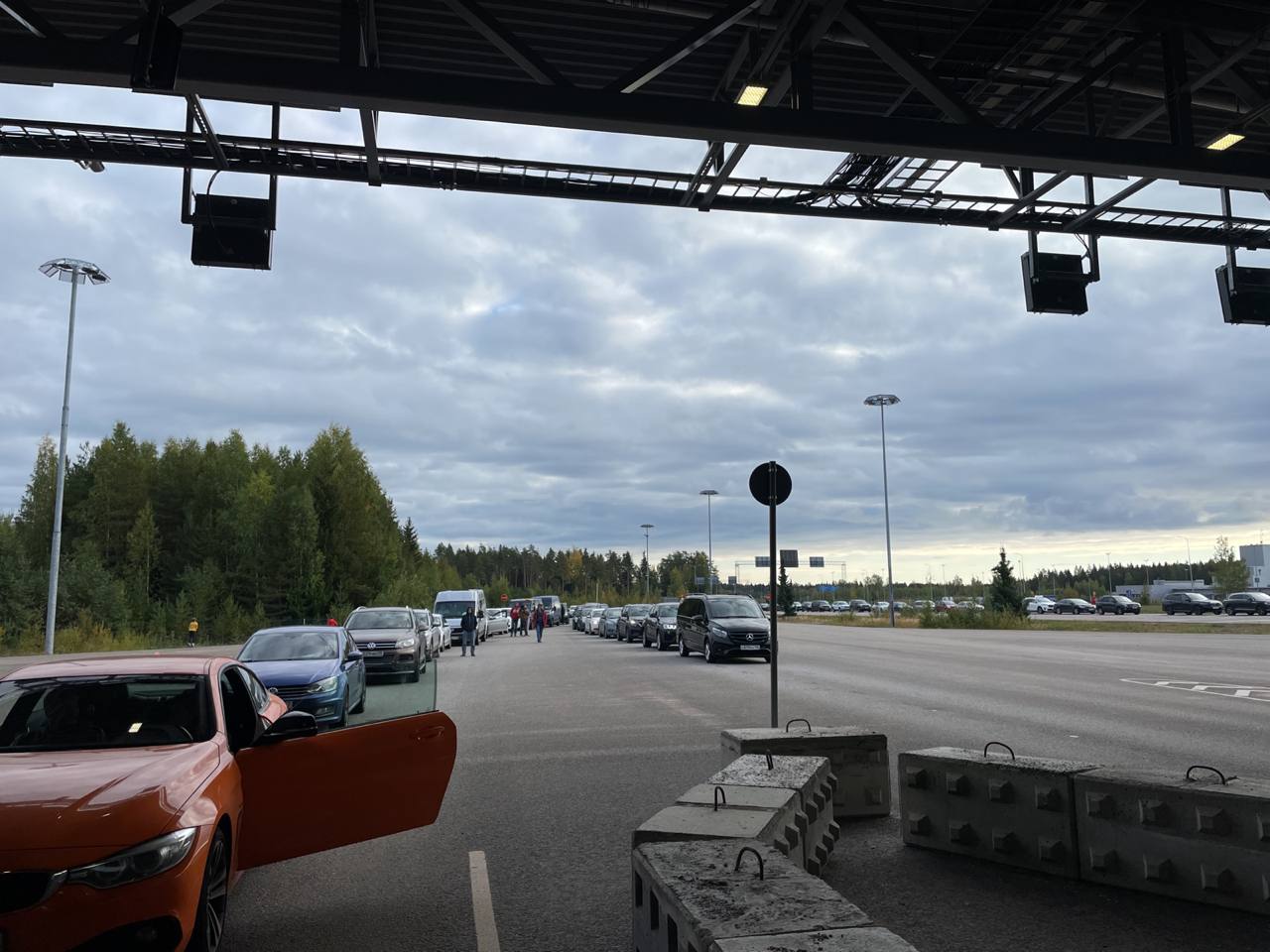 Очередь на границе с Финляндией в Торфяновке