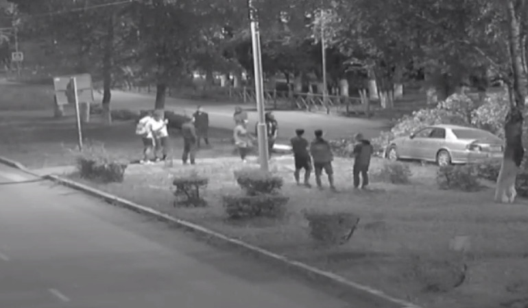 Иномарка протаранила тополь в центре города в Забайкалье 8 августа