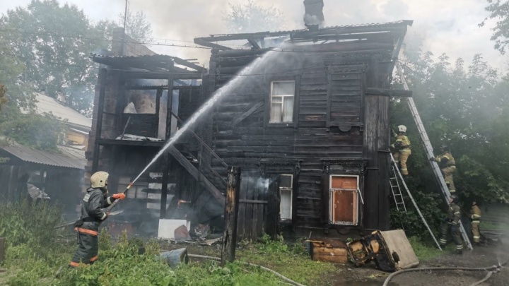 В Иркутске горел расселенный деревянный дом на улице Фридриха Энгельса