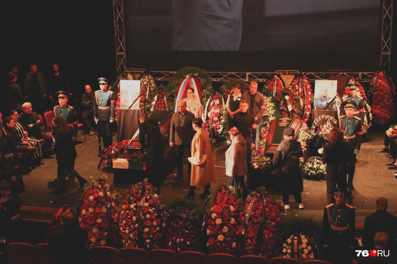 Многие ярославцы сегодня пришли в Волковский театр, чтобы возложить цветы в память о Сергее Пускепалисе