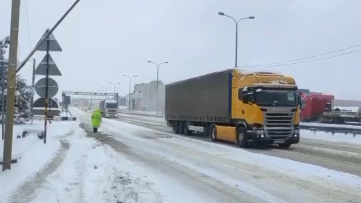 Из-за снегопада на трассе М-4 «Дон» в районе Каменска-Шахтинского образовалась огромная пробка