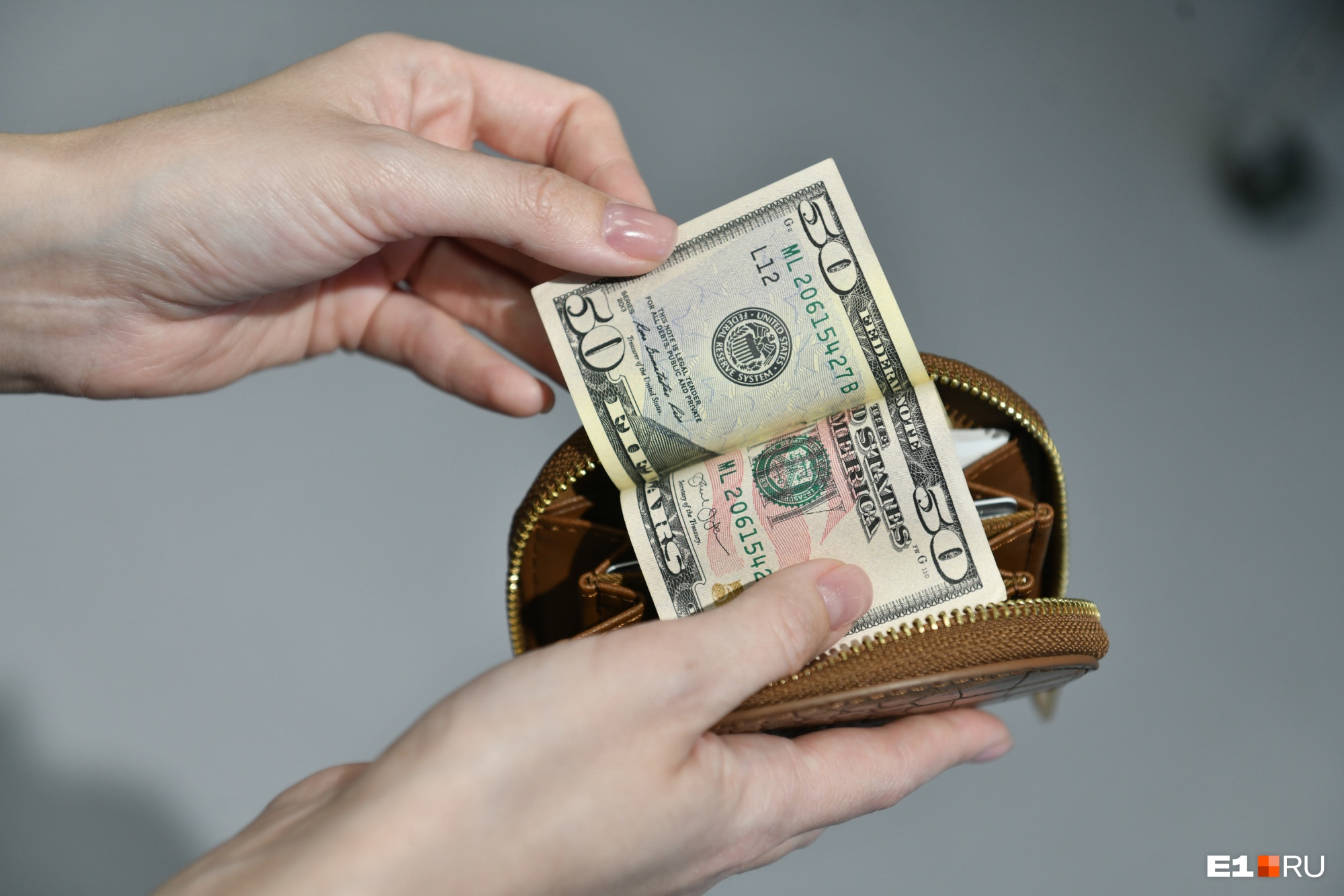 Стоит ли доставать доллары из-под матраса? Советы от финансового аналитика