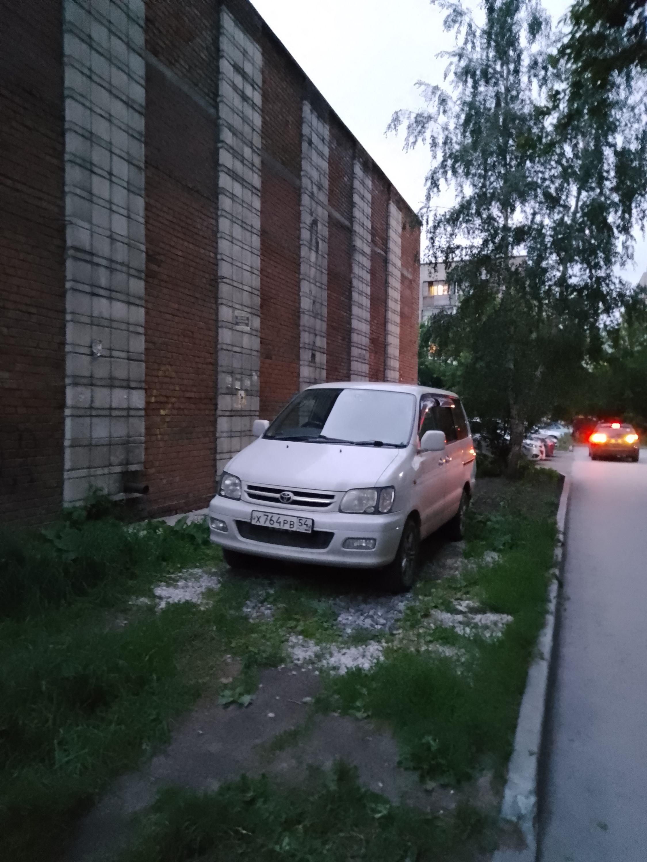 Владелец автостоянки. Стоянка на газоне. Парковка новых машин. Парковка на улице. Парковка машины у тротуара в Америке.