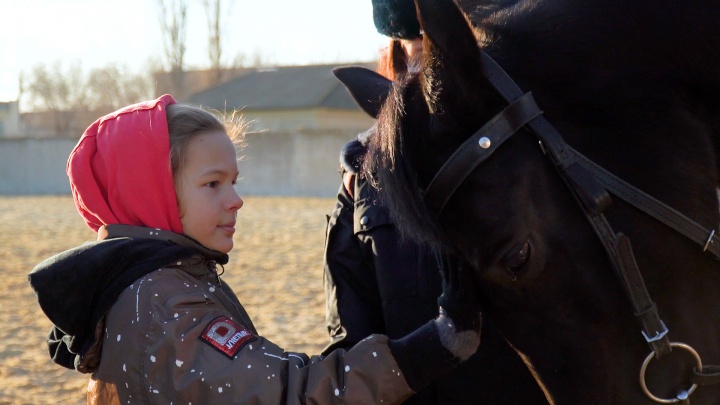 «Я мечтала об этом с детства!»: девочку, покорившую Максима Галкина, познакомили с кавалерией волгоградской полиции