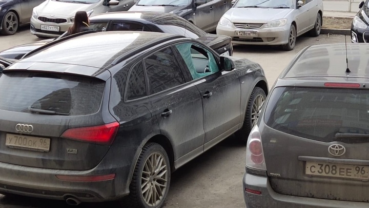 В Екатеринбурге расколотили стекла дорогущей Audi и Ford