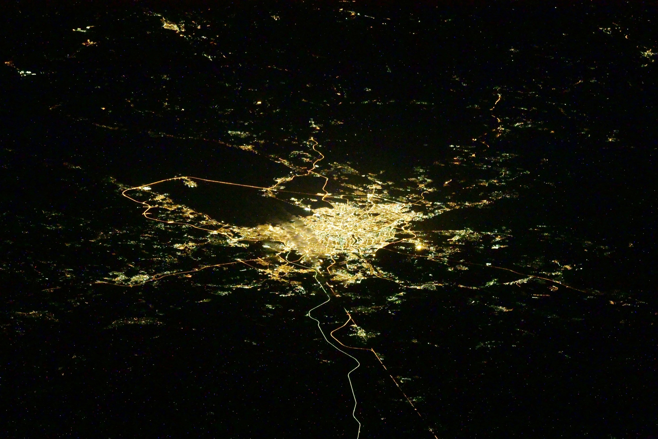 Ночной Петербург с такой высоты выглядит как скол на черном столе