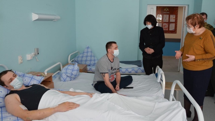 «Рассказывали о мамах и папах»: свердловский омбудсмен встретилась с раненными на Украине российскими военными