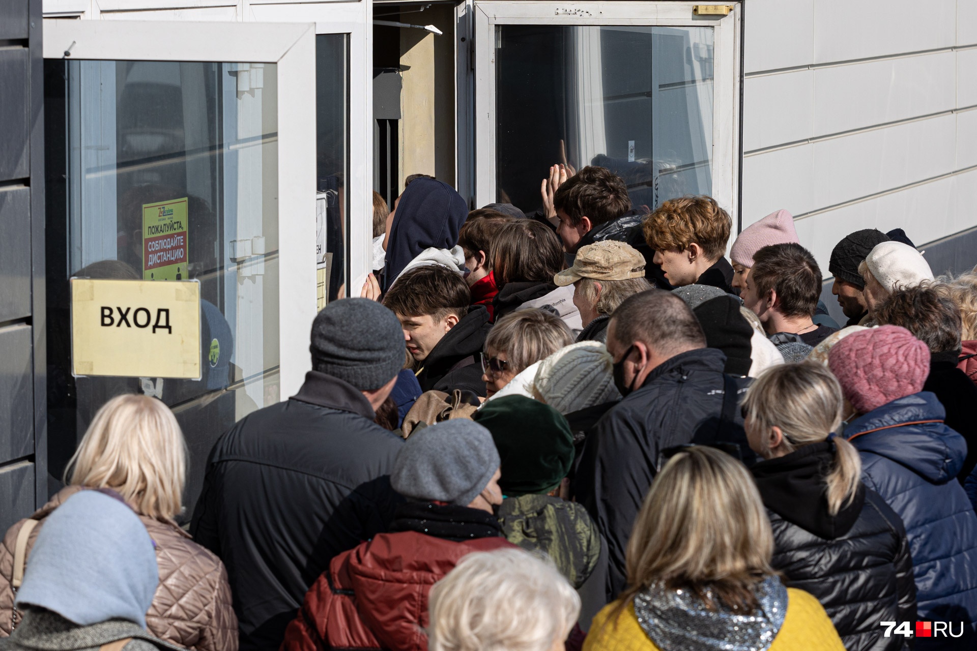 Двери открывают ровно в 10:00, люди, толкаясь и крича, пробиваются внутрь, чтобы как можно раньше начать покупки Двери открывают ровно в 10:00, люди, толкаясь и крича, пробиваются внутрь, чтобы как можно раньше начать покупки