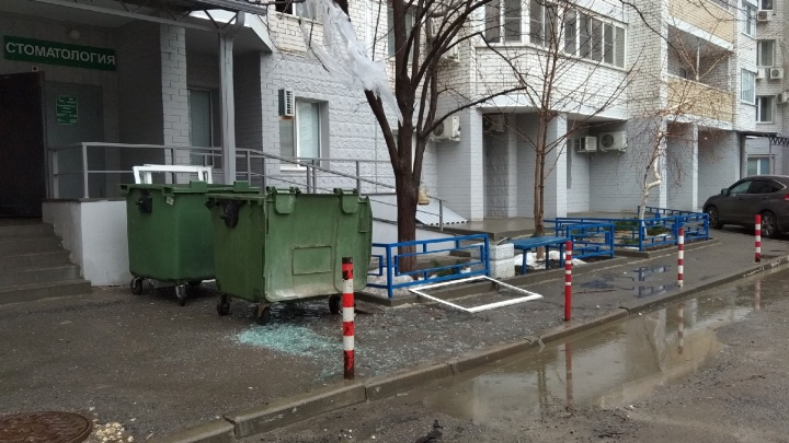 «Не пережил смерти жены»: в Волгограде мужчина умер на ступенях банка