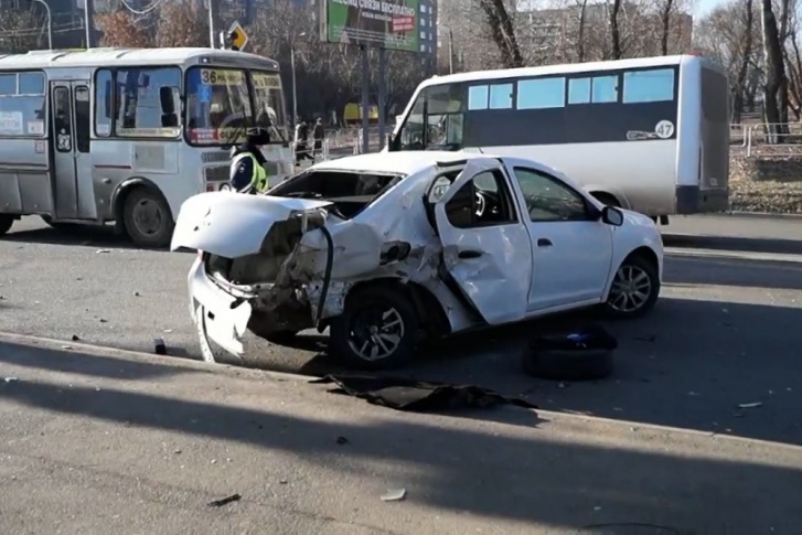 В результате аварии погибла пассажирка этого Renault Logan В результате аварии погибла пассажирка этого Renault Logan