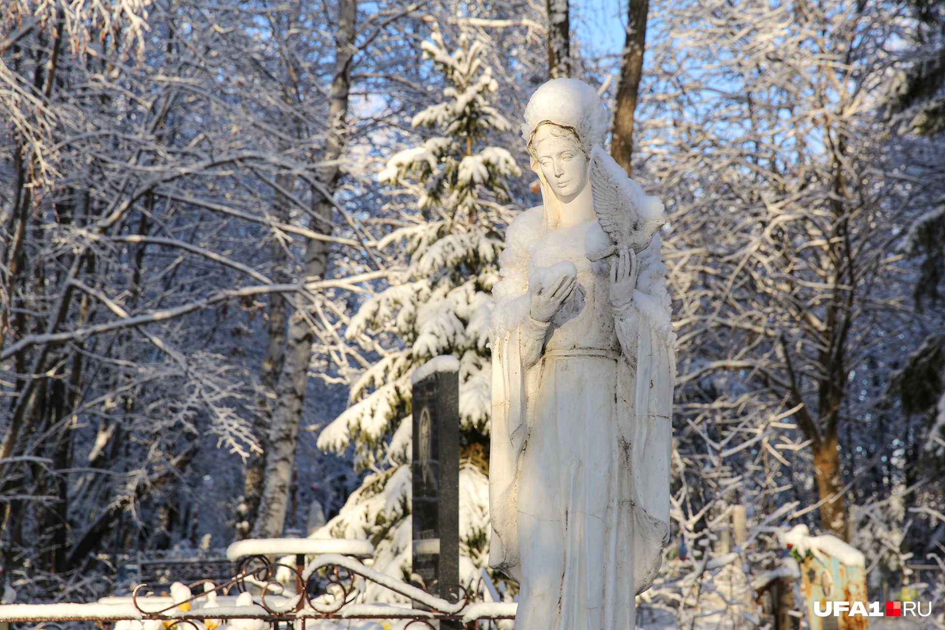 Еще одна скульптура ангела на Южном кладбище
