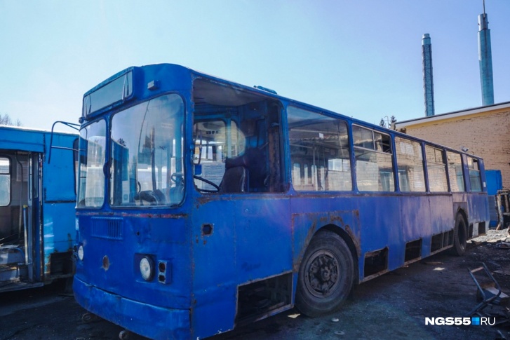 Старые троллейбусы разрезали и отправили на металлолом