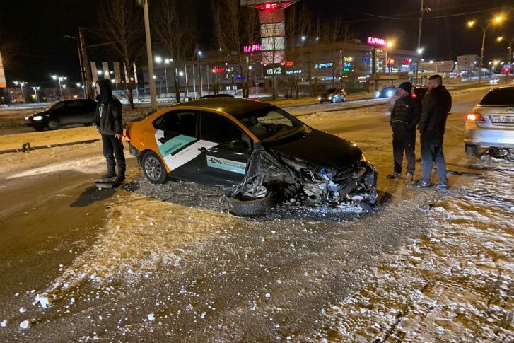 Автомобиль развернуло, он временно перекрыл часть улицы Автомобиль развернуло, он временно перекрыл часть улицы