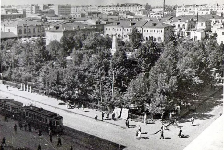 Фото перекрестка Ленина и Коммунистической в Уфе, сделанное в 1949–1951 годах Фото перекрестка Ленина и Коммунистической в Уфе, сделанное в 1949–1951 годах