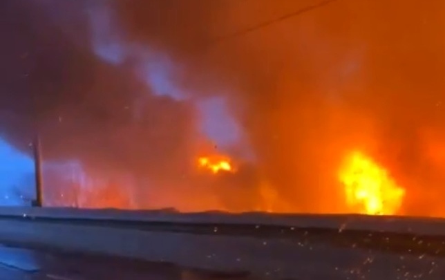 В Перми сгорел столярный цех у Коммунального моста