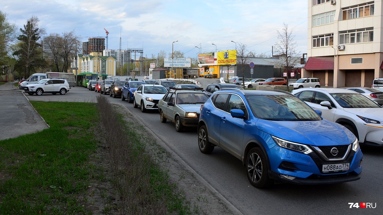 Вечером Лесопарковая безнадежно стоит Вечером Лесопарковая безнадежно стоит