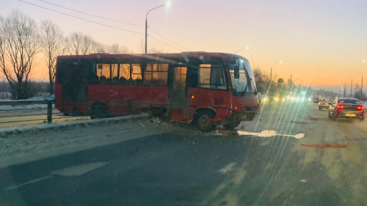 «Там каток, много аварий»: в Ярославле автобус снес ограждение и перегородил половину дороги. Видео