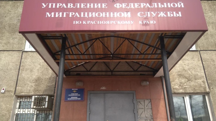 В Красноярске двум девушкам из ЛНР отказали в жилье и гражданстве. В дело вмешался замгенпрокурора