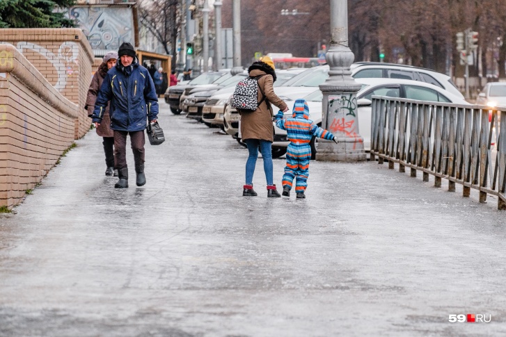 Передвигаться аккуратнее нужно будет и автомобилям (по дорогам), и пешеходам (по тротуарам) Передвигаться аккуратнее нужно будет и автомобилям (по дорогам), и пешеходам (по тротуарам)