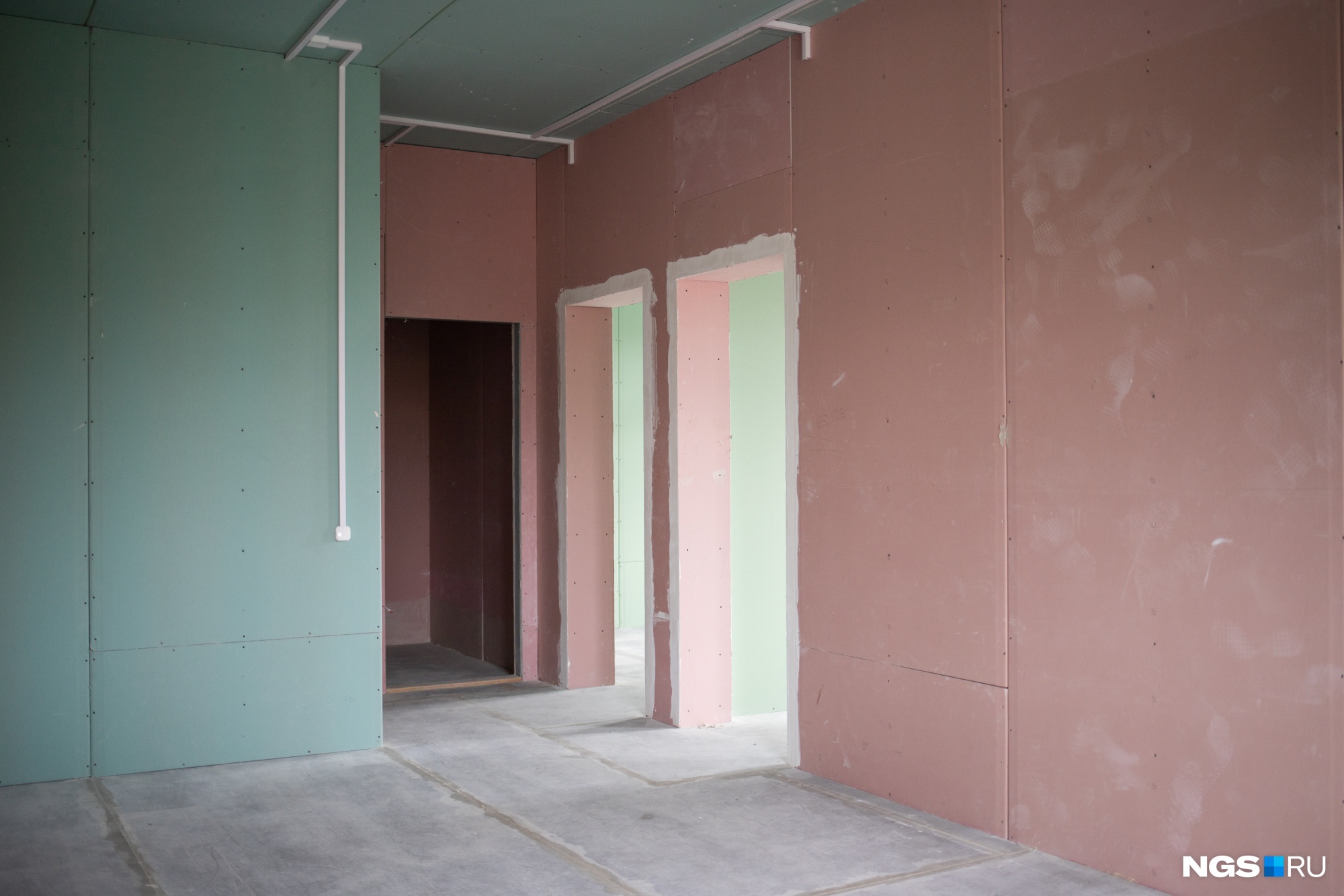 Квартиры фактически подготовлены для чистовой отделки: одна из составляющих стен — гипсокартон
