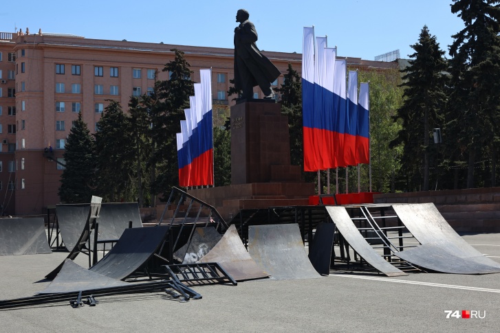 Фигуры для занятий на скейте уже начали монтировать на площади Революции