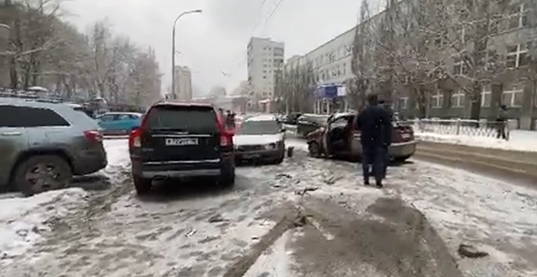 В Екатеринбурге у ТЮЗа столкнулись пять автомобилей
