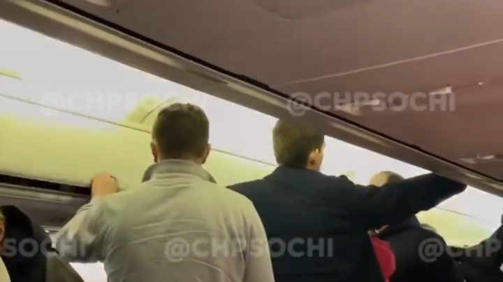 Пассажиров эвакуировали из самолета в аэропорту Сочи из-за возгорания двигателя