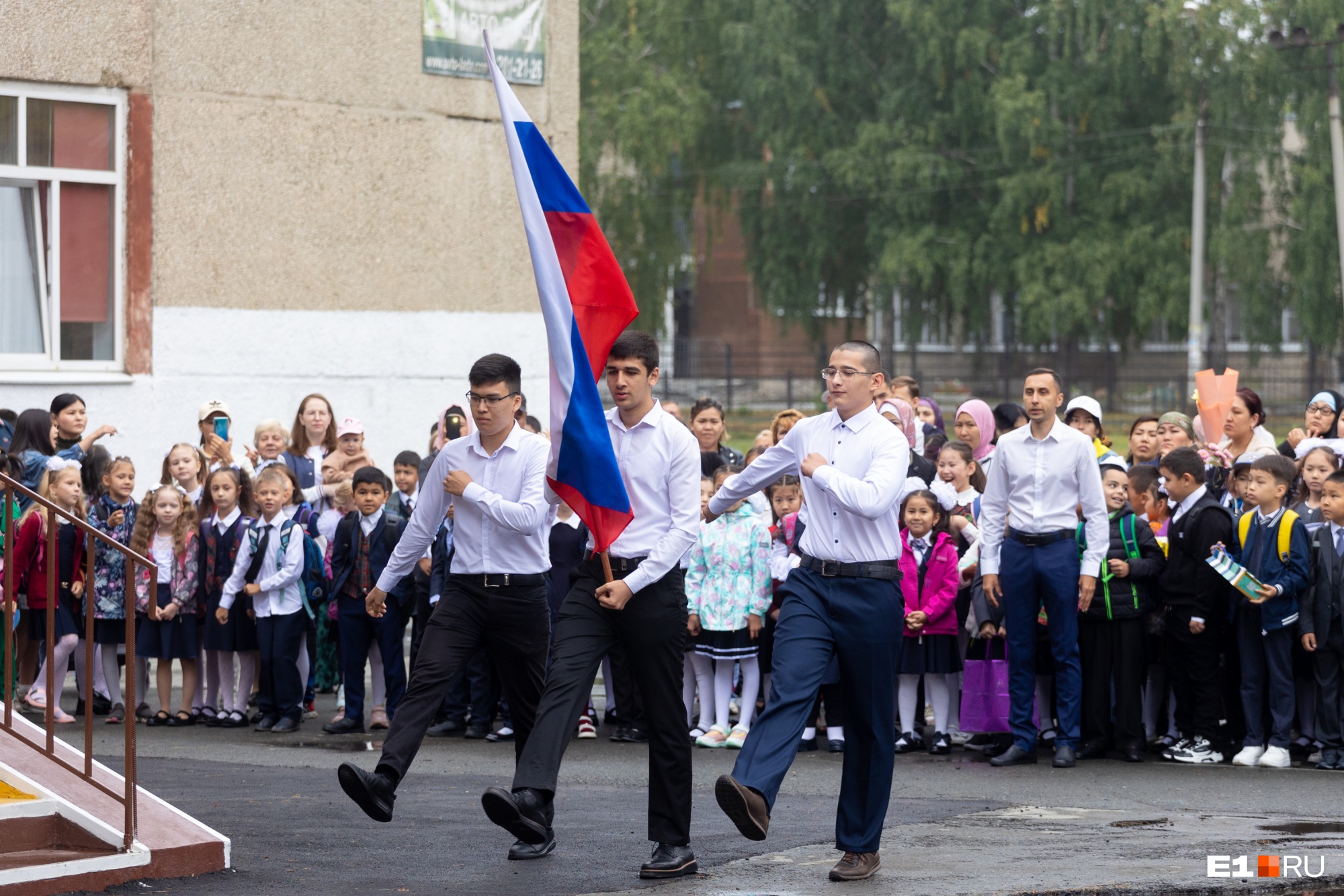 Старшеклассники вынесли флаг России