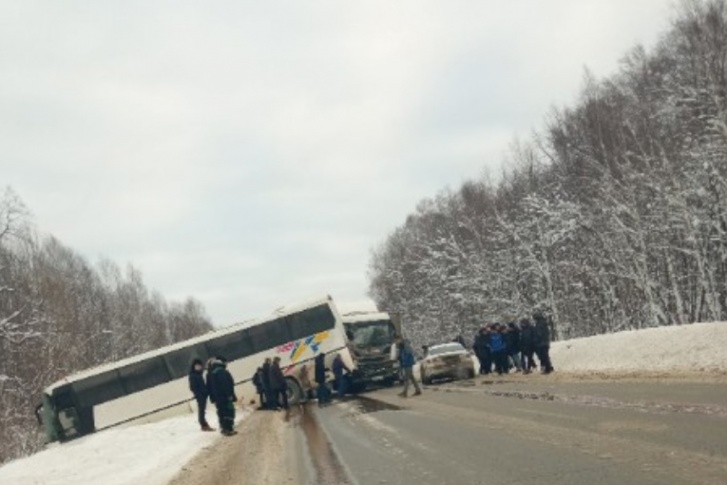 Автобус частично вылетел в кювет и перегородил проезжую часть на участке М-5 в Иглинском районе Башкирии Автобус частично вылетел в кювет и перегородил проезжую часть на участке М-5 в Иглинском районе Башкирии